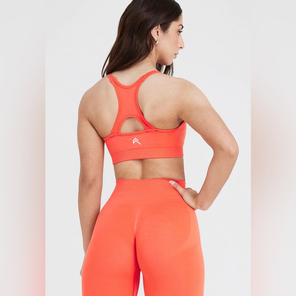 Oner Active
EFFORTLESS SEAMLESS HIGH NECK BRALETTE (size S)